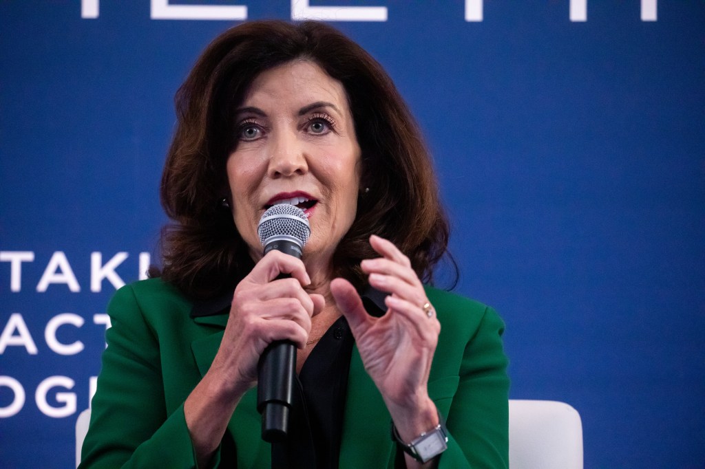 New York Governor Kathy Hochul signs RAISE Act to regulate AI safety